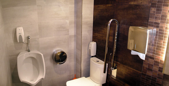 panorámica del baño de hombres panorámica del baño de hombres
